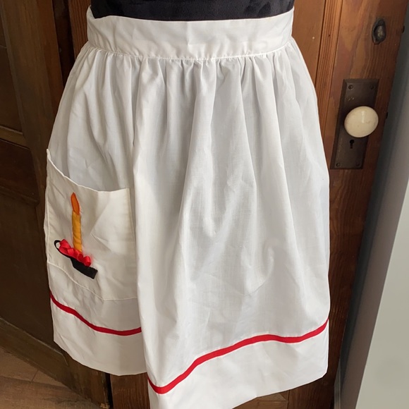 Vintage White Tie Apron with Candle on pocket - Picture 3 of 7